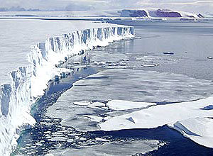 Pedao remanescente de plataforma de gelo que se desintegrou na Antrtida; dados sero coletados por satlite