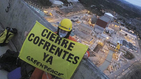 Ativista segura banner que pede fechamento de usina; Greenpeace queria denunciar falta de segurança