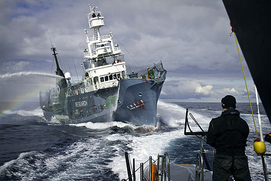 Foto da ONG Sea Sheperd Conservation Society mostra um baleeiro japonês; caça é suspensa antes do previsto