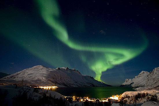 Aurora  gerada por coliso de partculas do Sol e molculas e tomos da atmosferra terrestre
