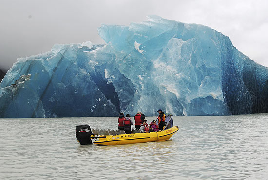 Grupo observa iceberg do lago Tasman, após o terremoto de magnitude 6,3 que atingiu a cidade de Christchurch