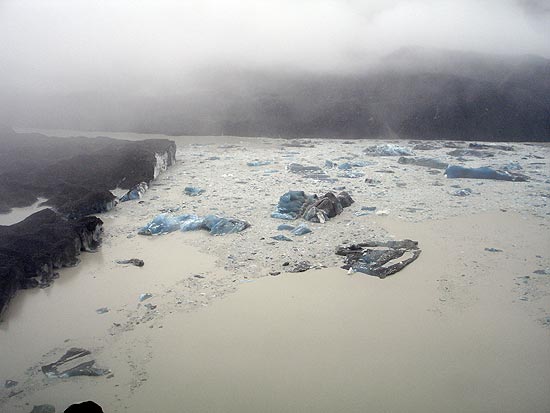 Vista áerea de icebergs que invadiram as águas do lado Tasman, na Nova Zelândia, após o terremoto