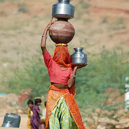 Mulher caminha em média dois quilômetros, para obter água em vila indiana; veja galeria de fotos