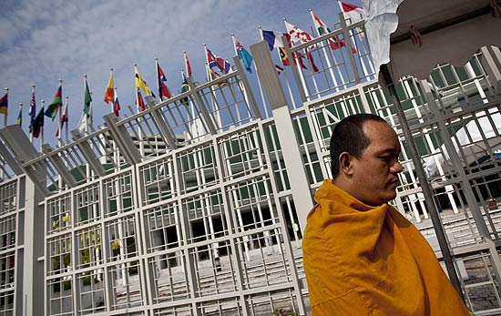 Monge budista tailandês passa na frente do local onde ocorre a conferência da ONU sobre mudanças climáticas