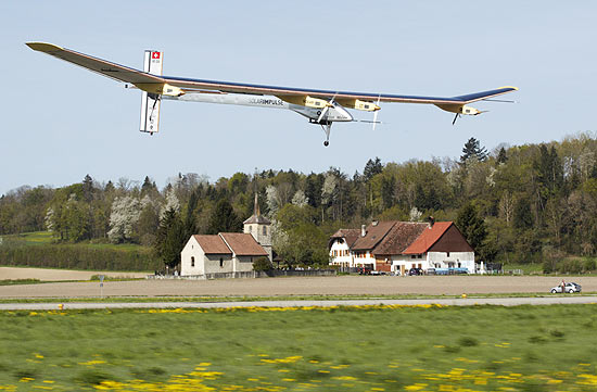 Volta ao mundo está prevista para ocorrer em 2012; protótipo voou a baixa altitude no teste preliminar na Suíça