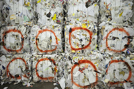 Blocos de papel ocupam centro de reciclagem de lixo em Paris, o primeiro do gênero na França 