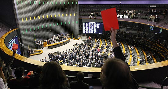 Ambientalistas levantam cartão vermelho para Aldo Rebelo (PCdoB-SP), relator do Código Florestal, na Câmara