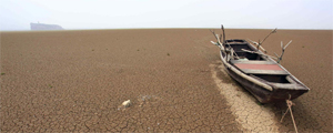 Barco no lago Poyang (China), que recebe água do rio Yangtzé (Reuters/China Daily)