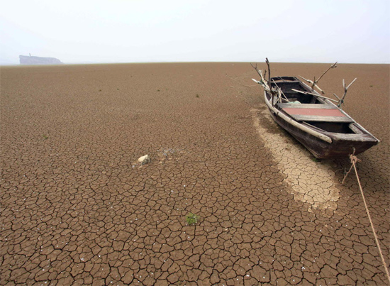 Barco no Lago Poyang completamente seco, na província de Jiangxi