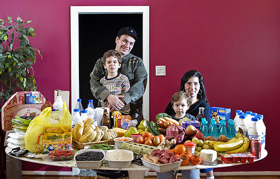 Kerima Helu Nassif e sua família com os alimentos consumidos em uma semana