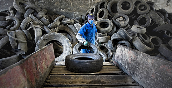 Depósito da Utep em Guarulhos (Grande SP), onde pneus são triturados e reciclados