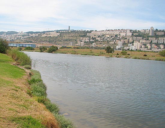 Vista do rio Kishon a partir do parque Kishon em Haifa, Israel