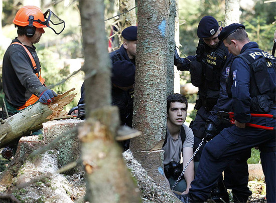 Polícia tcheca cerca ativista que se acorrentou a árvore no parque nacional