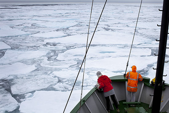 Gelo quebradiço visto do navio Artic Sunrise, a cerca de 900 km do polo Norte