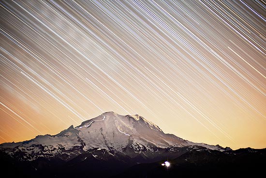 A foto, feita com seis horas de exposição, mostra acampamentos de grupos que escalam o monte Rainier (EUA