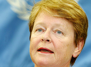 Gro Brundtland em foto durante uma conferência da OMS em Bruxelas; ela participa nesta semana de fórum em Manaus 