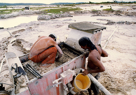 Homens trabalham em garimpo no rio Madeira, em Rondnia 