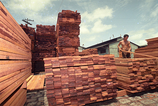 Trabalhador empilha tbuas feitas de mogno no porto de Belm (PA), de onde a madeira ser enviada para o exterior 