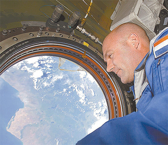 O astronauta andr Kuipers, que participou, no espao, da apresentao do relatrio