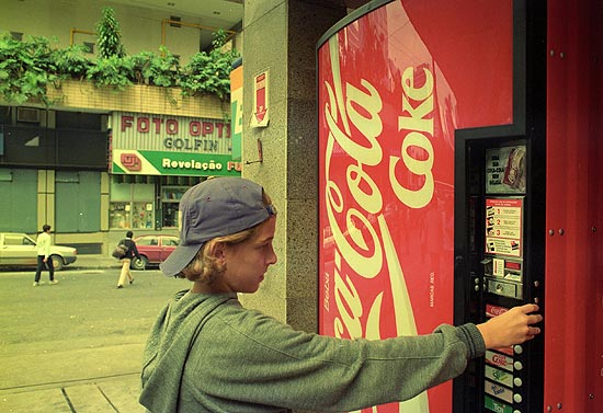 Garoto usa máquina automática de Coca-Cola em SP