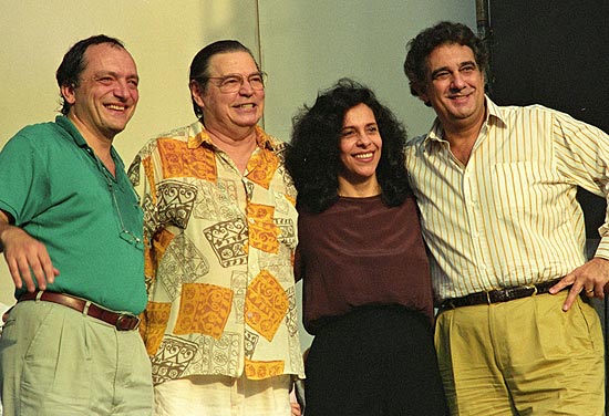 O tenor espanhol Placido Domingo, acompanhado de Tom Jobim e Maria Betânia, no ensaio do show Concerto para a Vida