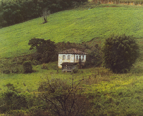 Foto do livro "Arquitetura Rural na Serra da Mantiqueira", do arquiteto Marcelo Carvalho Ferraz