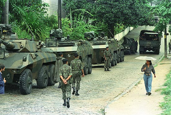 Soldados do Exrcito vigiam um dos acessos ao Riocentro, sede da Eco-92, em Jacarepagu, zona oeste do Rio