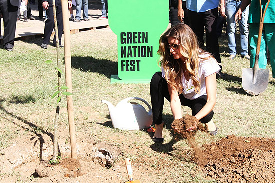 A modelo Gisele Bündchen visitou o Green Nation, na zona norte do Rio, e plantou muda de sapucaia