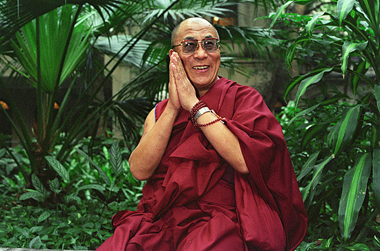 O dalai lama, lder poltico e religioso do Tibete, chega ao Rio para participar da Eco-92 