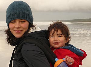 Severn Cullis-Suzuki em foto atual com o seu filho mais velho, Ganhlaans, no arquipélago Queen Charlotte, no Canadá
