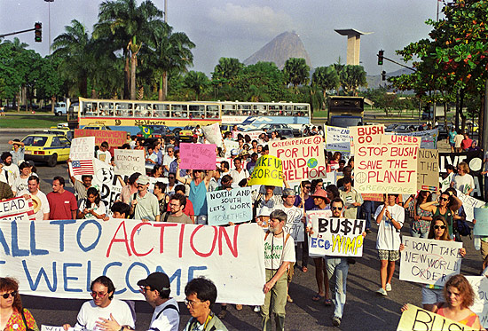 Passeata contra a poltica ambiental norte-americana, indo em direo ao consulado dos EUA no centro do Rio 