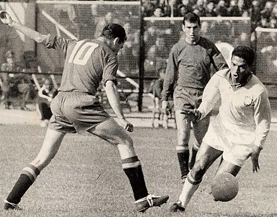 Garrincha, em jogo contra Espanha na Copa de 62, no Chile