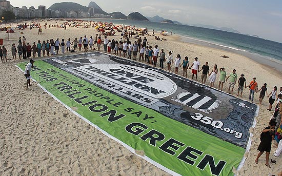 ONGs se manifestam pedindo o fim dos subsídios públicos para combustíveis fósseis