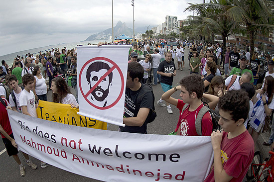 Centenas de pessoas protestam contra a vinda do presidente do Ir Mahmoud Ahmadinejad  Rio+20