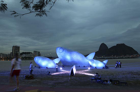 Peixe gigante feito de garrafas plsticas  exposto na praia de Botafogo durante a conferncia Rio+20