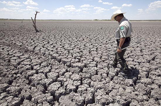 Polcial do Texas anda em leito de lago seco em San Angelo, em agosto de 2011, durante seca recorde