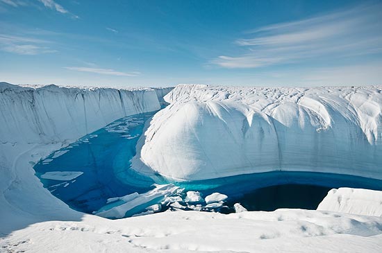 Canal formado por derretimento de gelo na Groenlândia