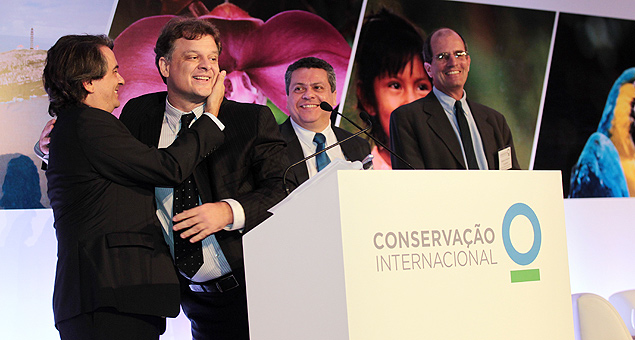 André Guimarães e Fabio Scarano, dirigentes da ONG Conservação Internacional, se abraçam durante abertura do evento