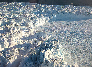 Gelo se parte na geleira Kangiata Nunata Sermia, uma das estudadas pelos cientistas