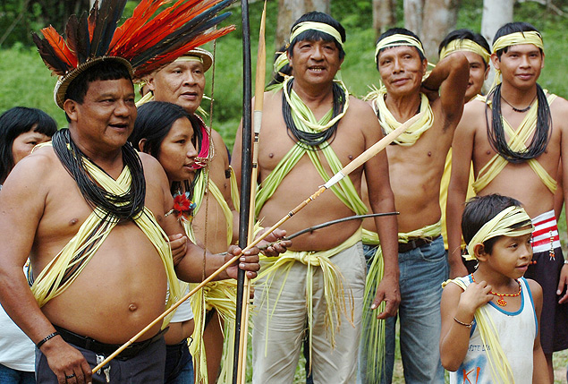 Líder indígena Itabira Suruí (de cocar vermelho), da tribo paiter-suruí, que fica na fronteira de Rondônia com Mato Grosso