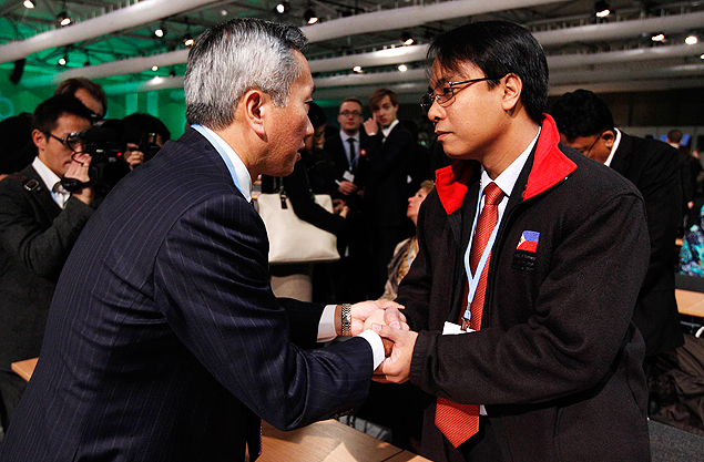 O diplomata filipino Naderev Sano  cumprimentado pelo representante da delegao japonesa Hiroshi Minami, na abertura da COP-19