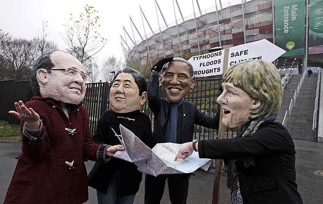 Ativistas fantasiados de François Hollande, presidente da França; o primeiro-ministro do Japão, Shinzo Abe; Barack Obama e a chanceler alemã, Angela Merkel 