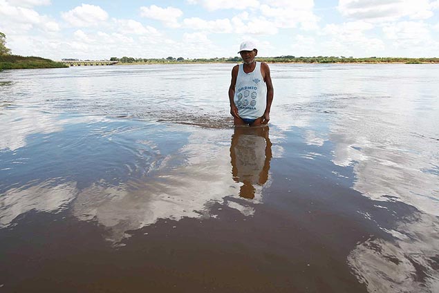 O pescador Luiz Alberto da Silva, 55, mostra o baixo nvel do rio Grande, em Colmbia (SP)