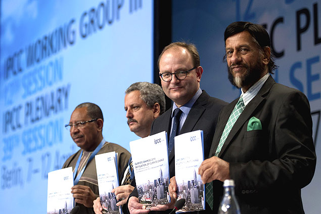 Da esquerda para a direita, os co-presidentes do grupo de trabalho 3 do IPCC Youba Sokona, Ramon Pichs-Madruga e Ottmar Edenhofer, junto com o presidente do painel, Rajendra Pachauri