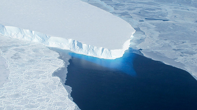 Glaciar Thwaites, na Antrtida, visto de cima 