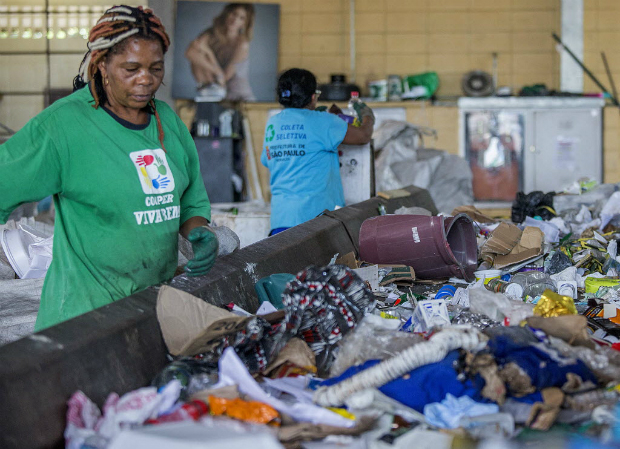 Cooperada da cooperativa de reciclagem Viva Bem, que participa do programa de reciclagem do Pao de Aucar, chamado Novo de Novo.