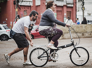 ONG promove aulas de bike na avenida Paulista, em SP (Avener Prado/Folhapress)