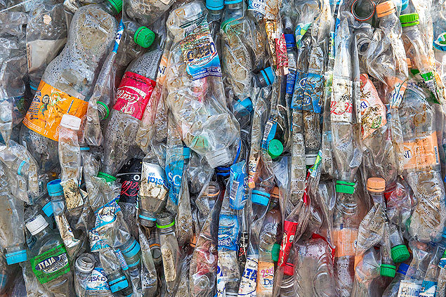 Garrafas pet para reciclagem no galpão da cooperativa Viva Bem, na zona oeste de SP 
