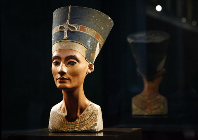 Busto da rainha Nefertiti, durante exposio na Alemanha