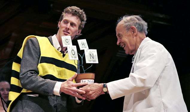 Michael Smith (esq) recebe 'trofu' do Ig Nobel de Dudley Herschbach, Nobel de qumica de 1986, por estudo de dor de picadas de abelha